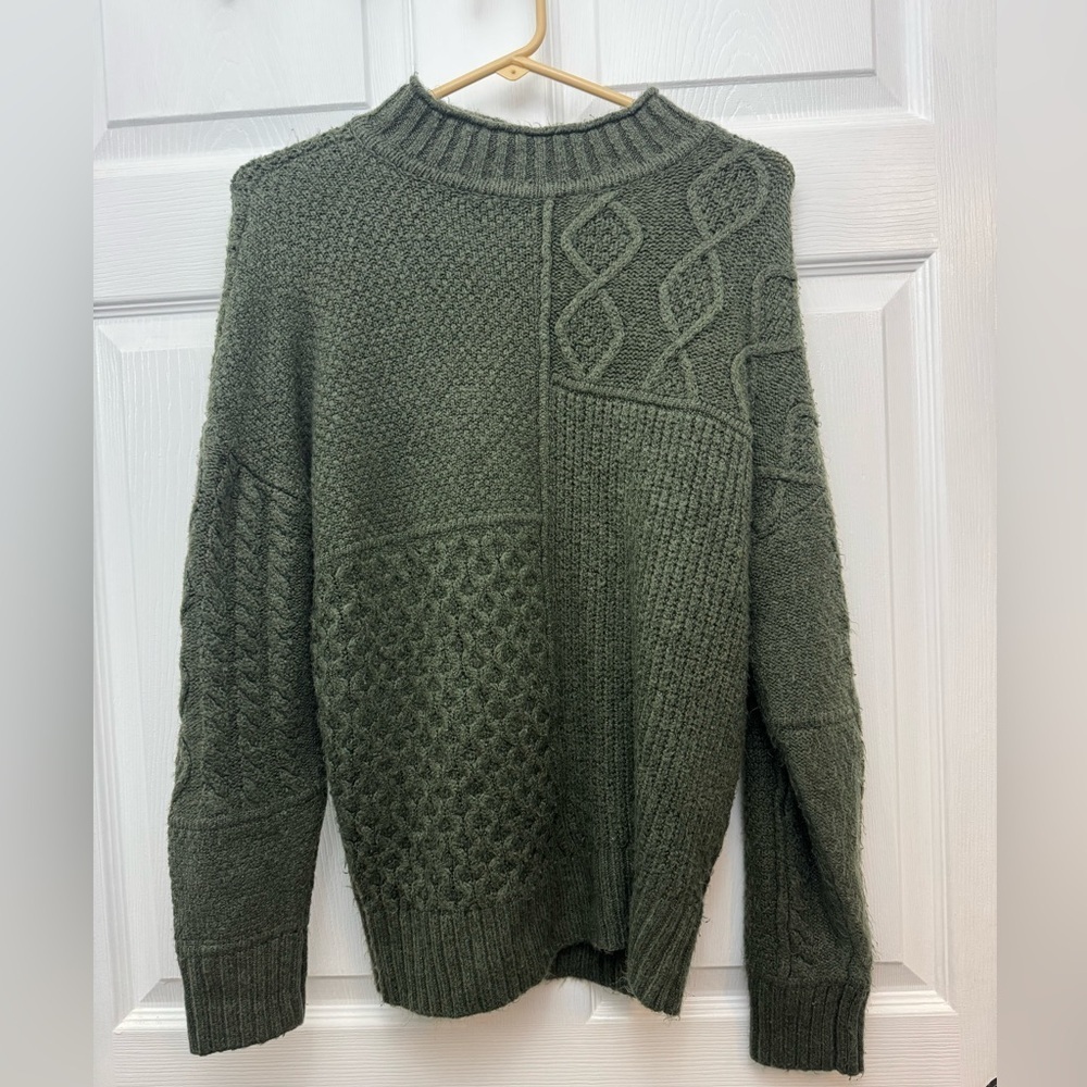 American Eagle Outfitters Women’s Olive Textured Crewneck Sweater Size Small